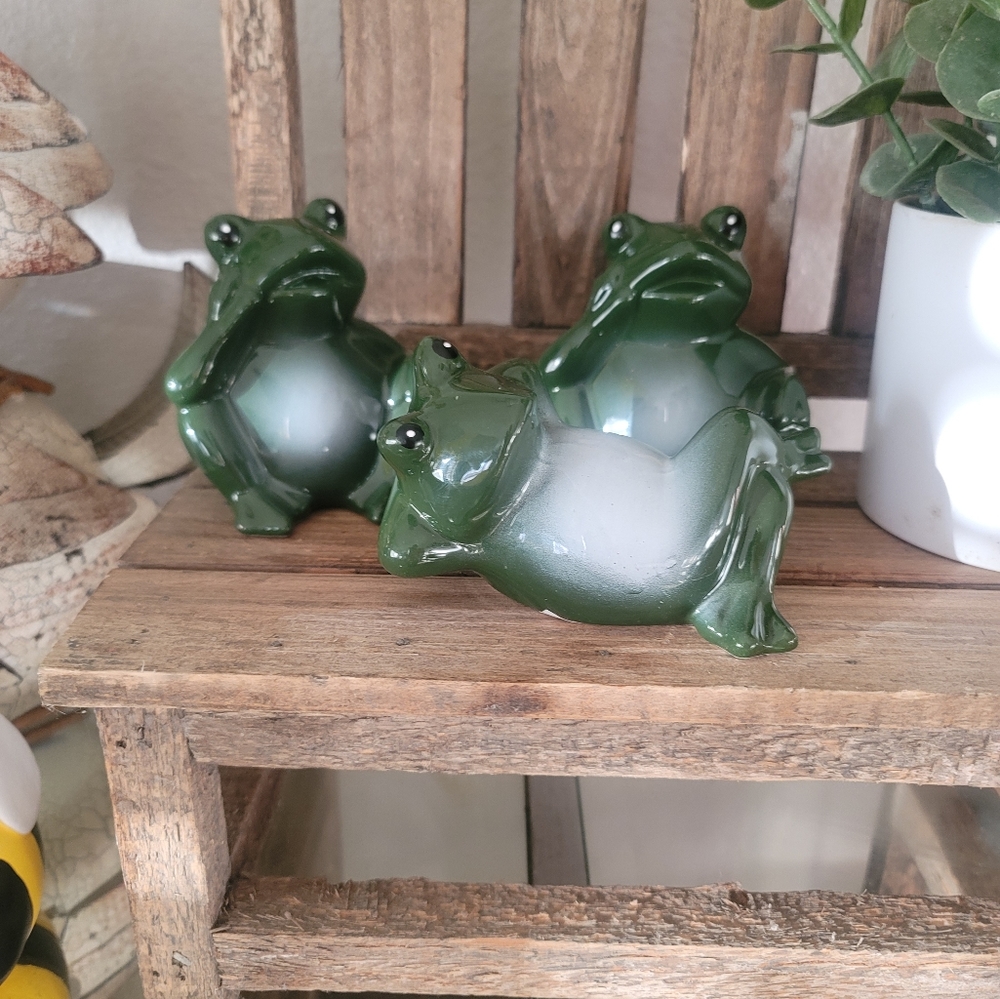 Spring decor ceramic frogs